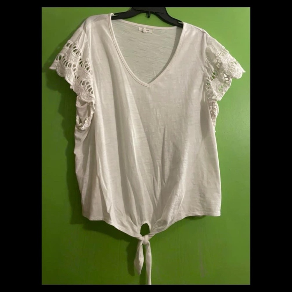 White tee shirt with crocheted sleeve